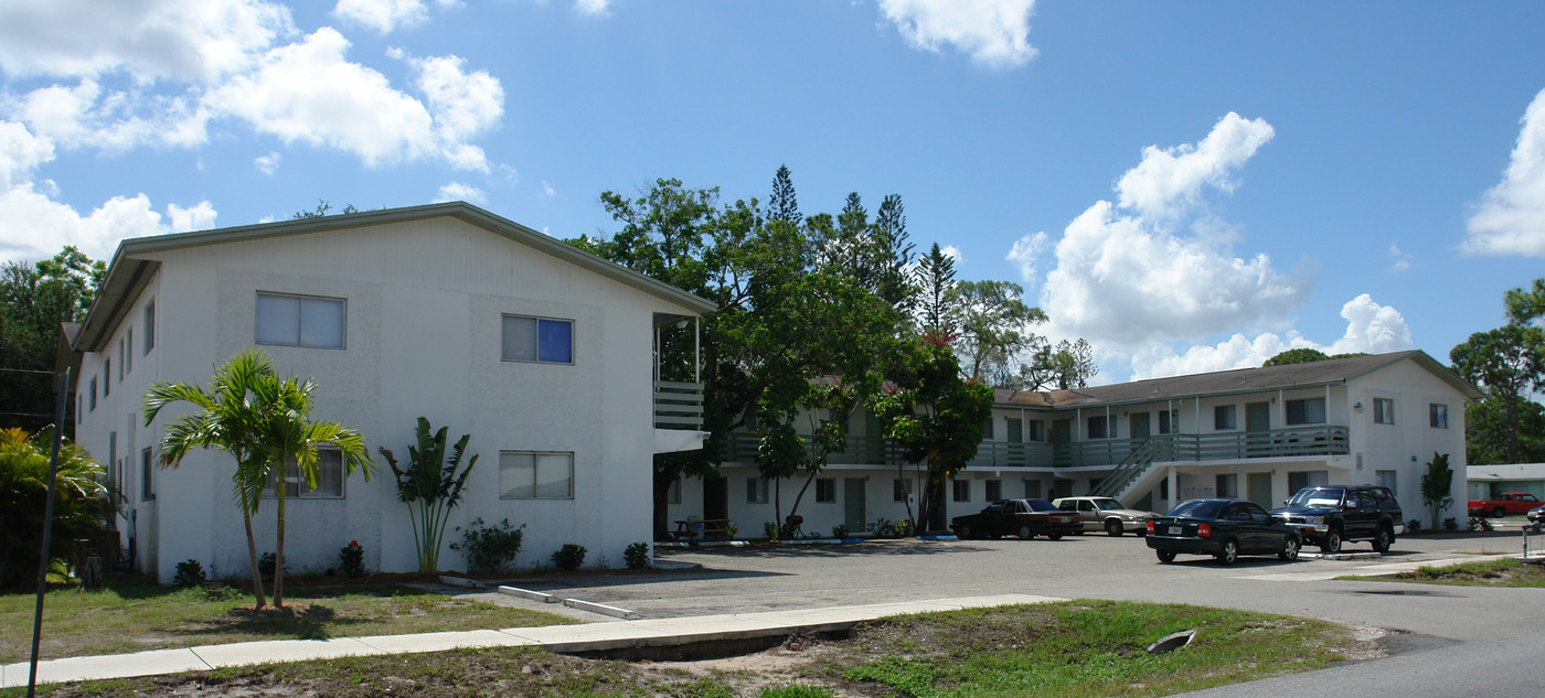 2929 Broadway in Ft. Myers, FL - Building Photo