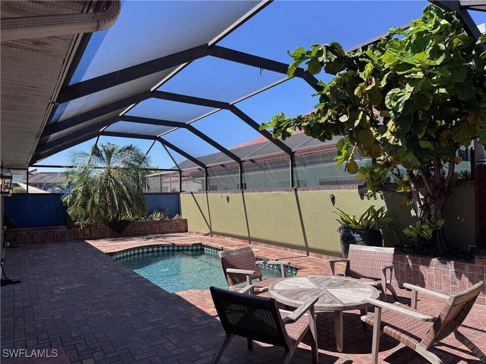 5463 Harbour Castle Dr in Ft. Myers, FL - Building Photo