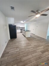 907 E 3rd St in Lampasas, TX - Building Photo - Building Photo