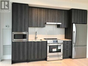 25-2425 Richmond St E in Toronto, ON - Building Photo - Building Photo