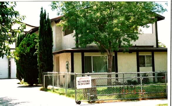 392 N Brinton Ave in San Jacinto, CA - Building Photo