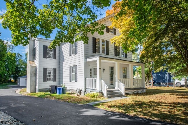 64 Main St in Roxbury Township, NJ - Foto de edificio - Building Photo