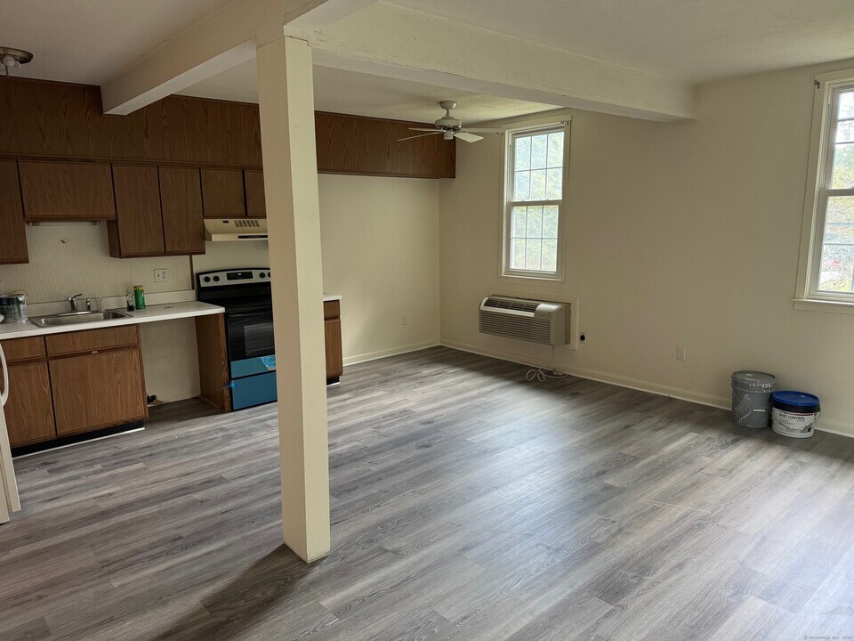 22 Main St Ext in Simsbury, CT - Building Photo