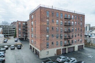 190 1st St in Mineola, NY - Building Photo - Building Photo