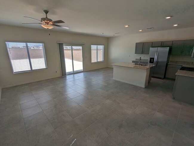 7711 Moore Crk Ln in North Las Vegas, NV - Building Photo - Building Photo