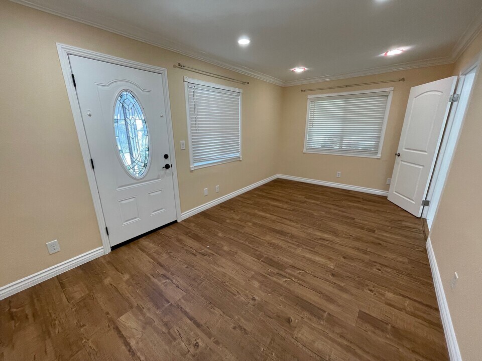8363 Limerick Ave in Winnetka, CA - Building Photo