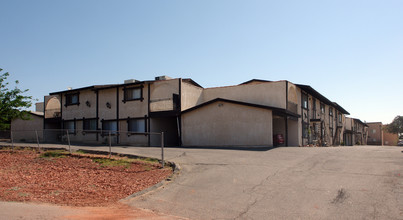 Riverview Apartments in Apple Valley, CA - Foto de edificio - Building Photo