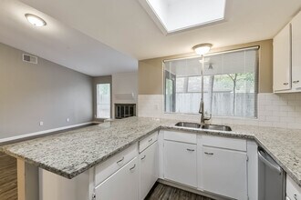 26 W Broken Oak in The Woodlands, TX - Building Photo - Building Photo