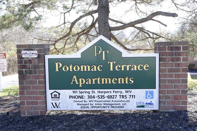 Potomac Terrace in Harpers Ferry, WV - Foto de edificio - Building Photo
