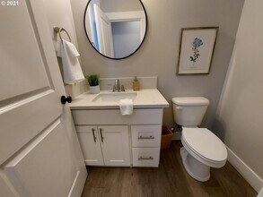 1118 SW Dottie Ct in Troutdale, OR - Foto de edificio - Building Photo