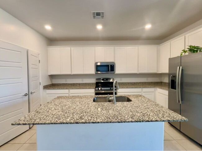706 W Calle El Teclado in Sahuarita, AZ - Building Photo - Building Photo