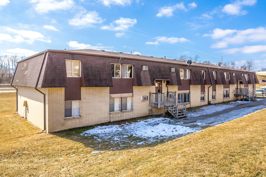 100 S 8th St in Carlisle, IA - Foto de edificio