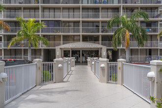 Harbor Bluffs Condominiums in Clearwater, FL - Building Photo - Building Photo