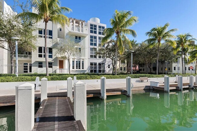 6101 Laguna Dr W in Miami Beach, FL - Foto de edificio - Building Photo