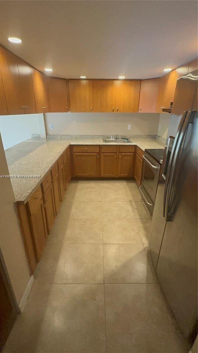 948 SW 74th Ave in North Lauderdale, FL - Building Photo - Building Photo