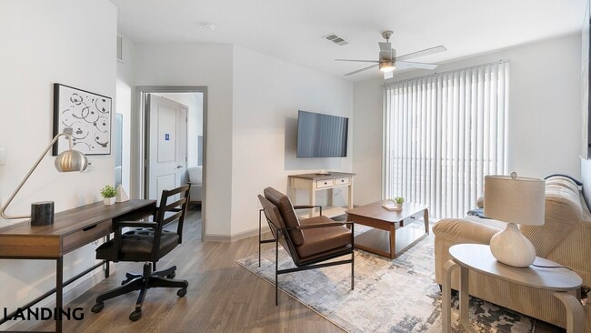 1001 S Center St in Arlington, TX - Foto de edificio - Building Photo