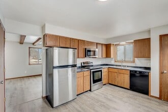 8543 W Fairy Chasm Dr in Milwaukee, WI - Building Photo - Building Photo