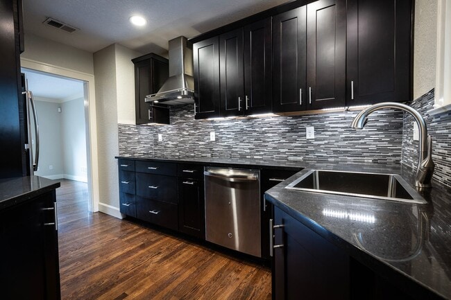 1105 W 49 St in Kansas City, MO - Building Photo - Building Photo