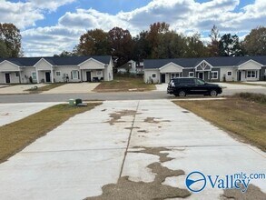 125 Foster Wy Dr in Huntsville, AL - Building Photo - Building Photo