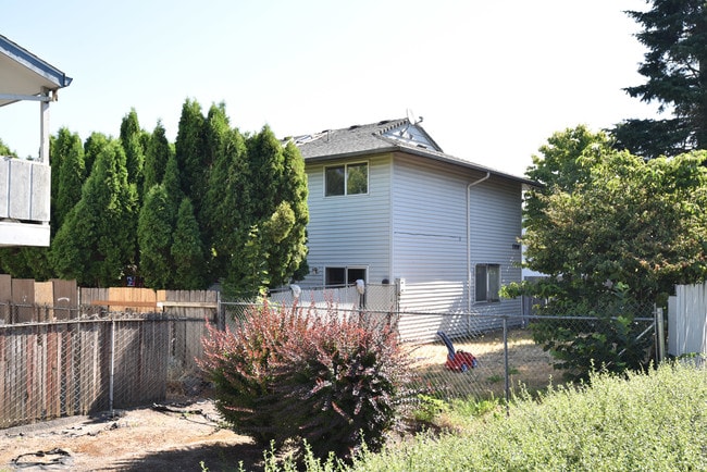 Willow Terrace Apartments in Portland, OR - Building Photo - Building Photo