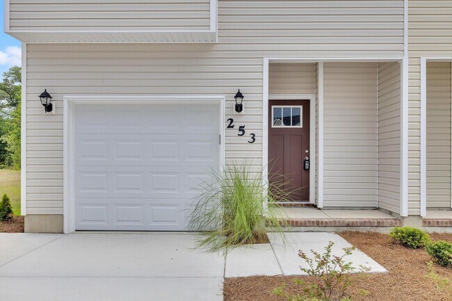 253 Shallowbag Bay Ln in Jacksonville, NC - Building Photo - Building Photo