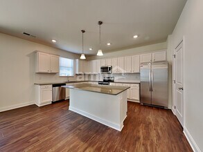 768 Carnaby Ln in Dacula, GA - Foto de edificio - Building Photo