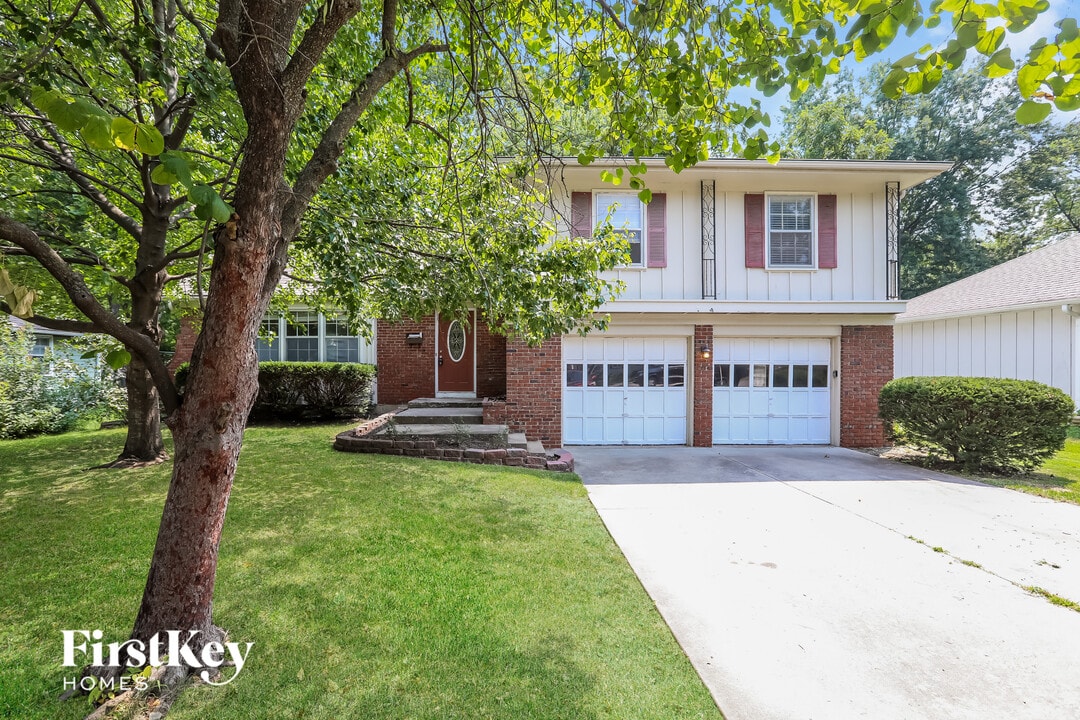 9827 Mission Rd in Overland Park, KS - Foto de edificio