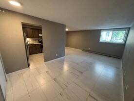 50 Queenston Dr in Kitchener, ON - Building Photo