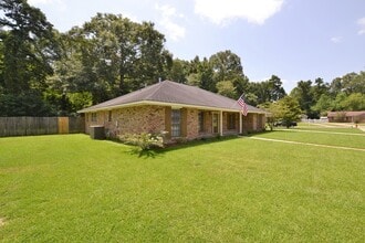 2530 Chantulane Ave in Denham Springs, LA - Building Photo - Building Photo