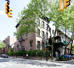 393 Clinton St in Brooklyn, NY - Foto de edificio - Building Photo