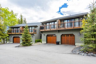 1010 Olympic Dr in Canmore, AB - Building Photo