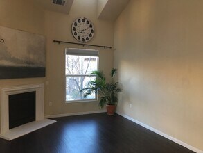 5350 Dunlay Dr, Unit 2117 in Sacramento, CA - Foto de edificio - Building Photo