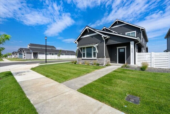 5317 E Dorado Ave in Post Falls, ID - Foto de edificio - Building Photo