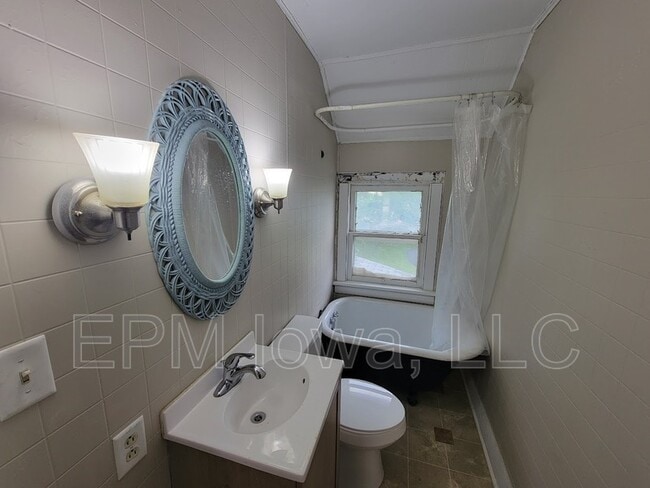 437 Riehl St in Waterloo, IA - Building Photo - Building Photo