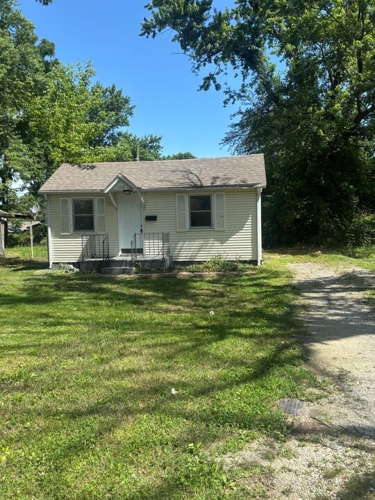 2541 W State St in Springfield, MO - Building Photo