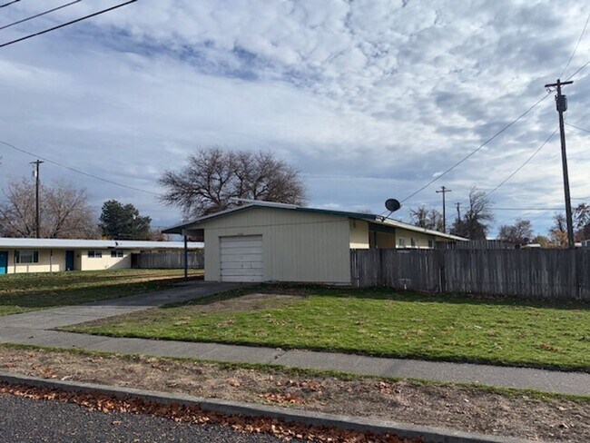 8913 Travis Dr in Moses Lake, WA - Building Photo - Building Photo