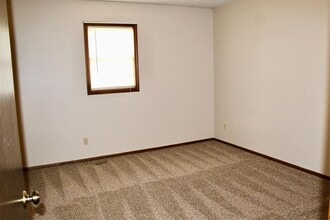 1408 E 27th Ave in Hutchinson, KS - Building Photo - Building Photo