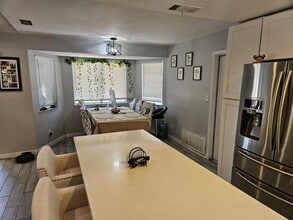 40266 Ronar St in Palmdale, CA - Foto de edificio - Building Photo