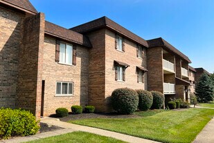 Crestbrook Apartments & Townhomes in Crescent Springs, KY - Building Photo