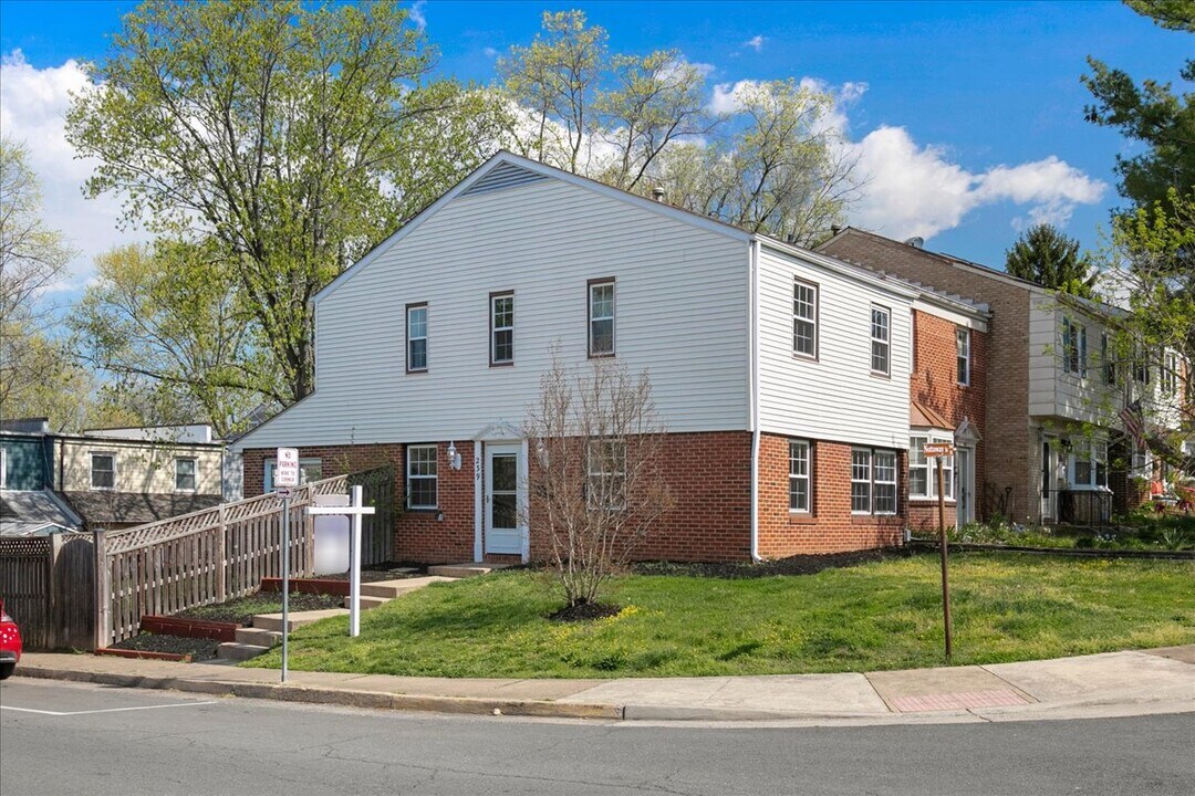 239 Nottoway St SE in Leesburg, VA - Building Photo