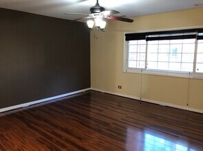 6878 W Touhy Ave, Unit D in Niles, IL - Building Photo - Building Photo