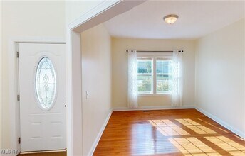 155 Granite Dr in Peninsula, OH - Foto de edificio - Building Photo