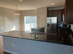 1006 Windlass Glen Rd in Baltimore, MD - Foto de edificio - Building Photo