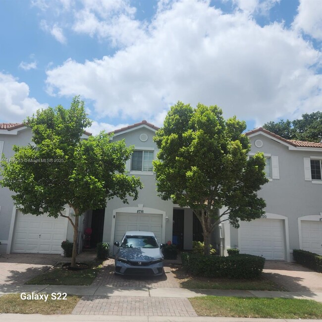 8716 Cypress Walk Ct in Tamarac, FL - Building Photo - Building Photo