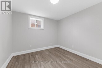 10 Cleaveholm Dr in Halton Hills, ON - Building Photo - Building Photo