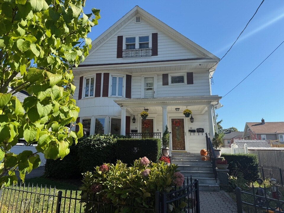 10 Bradford St in Quincy, MA - Building Photo