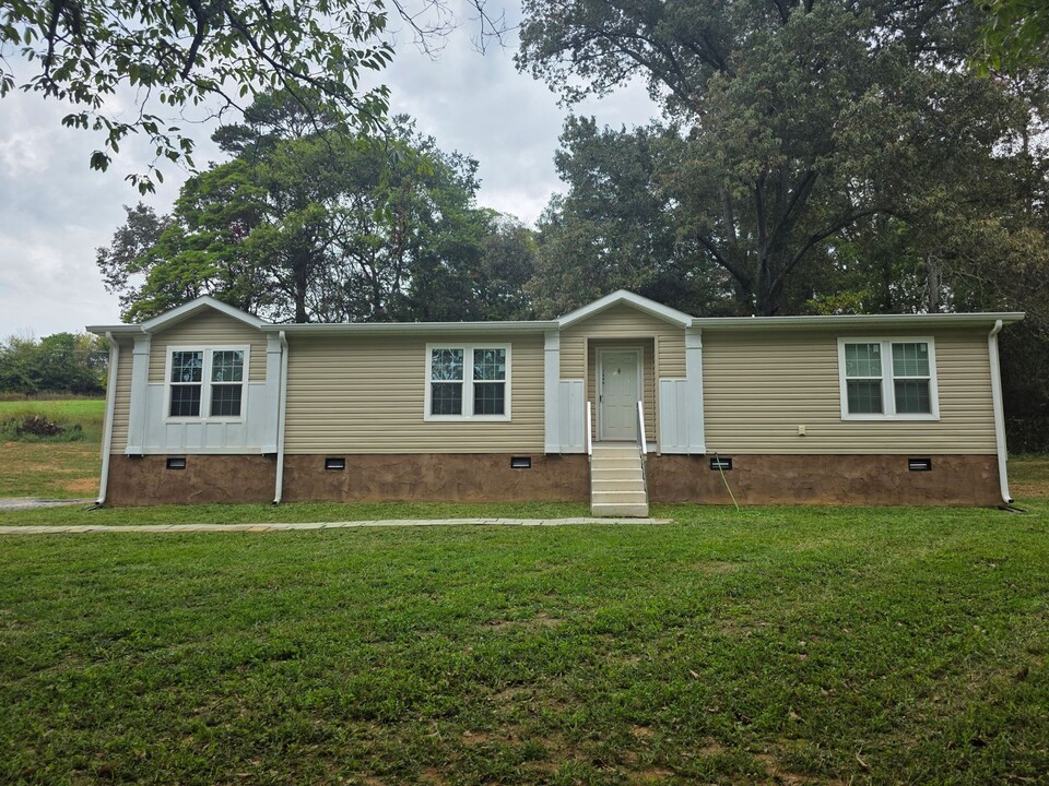 2946 Ellejoy Rd in Walland, TN - Building Photo