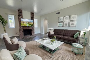 5382 Circle Dr, Unit 2 in Sherman Oaks, CA - Building Photo