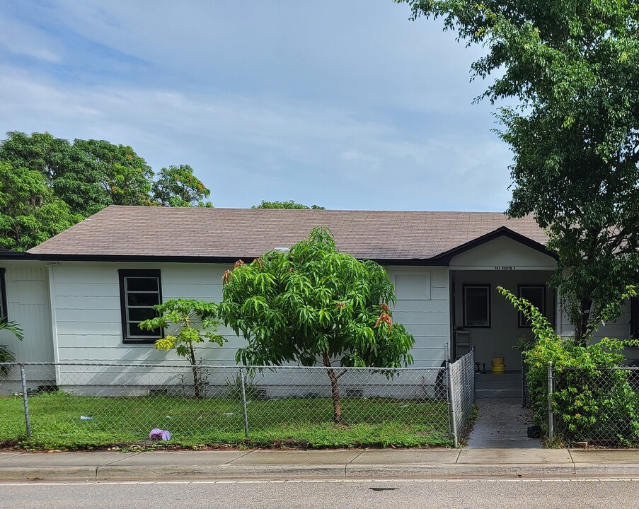 701 N E St, Unit West Unit in Lake Worth, FL - Building Photo