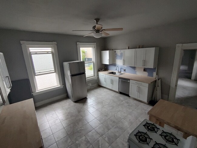 208 E 9th St, Unit #2, Unit #2